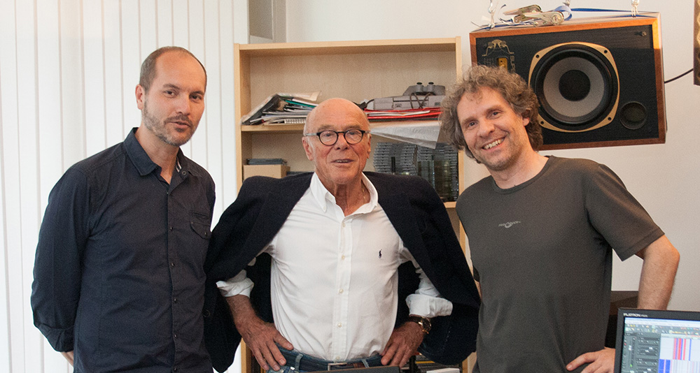 Michael Heltau im Tonstudio Artis Mastering in Wien Leopoldstadt in der Mitte stehend zwischen Thomas Nagy und Tonmeister Robert Eder